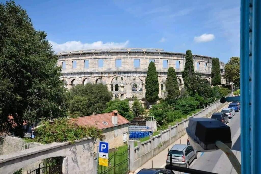 Colloseum View From The Apartment Pula Buitenkant foto